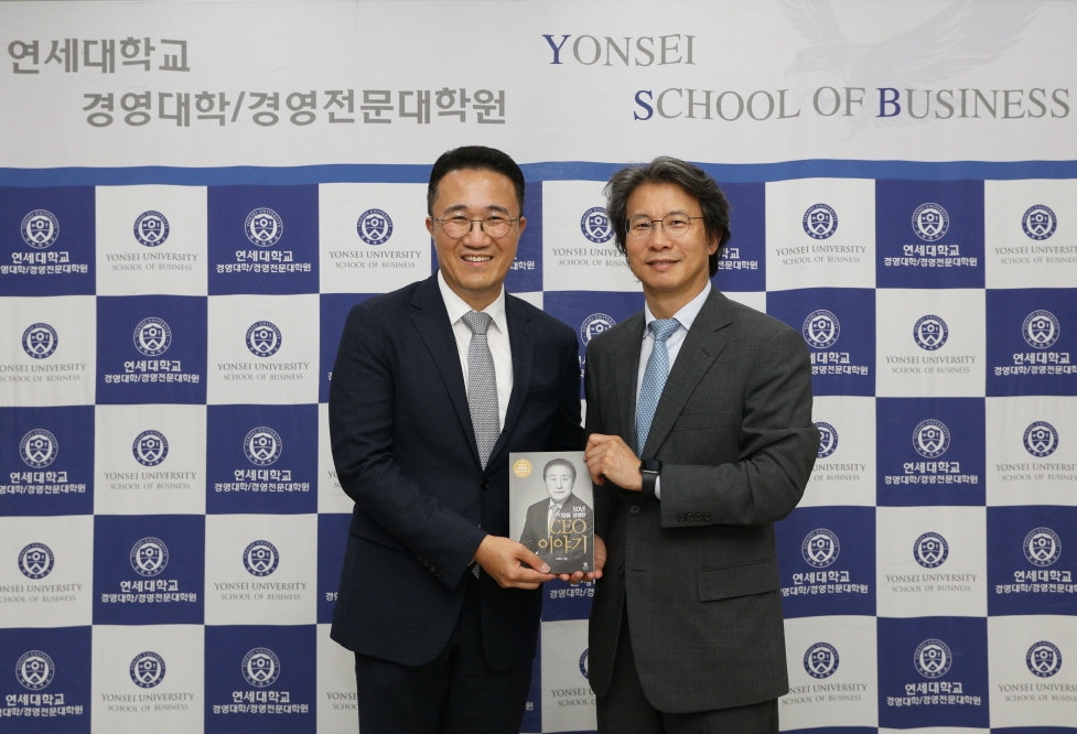 이도경(AMP 87) 원우 도서 기증 : <50년 기업을 경영한 CEO 이야기> 도서 기증