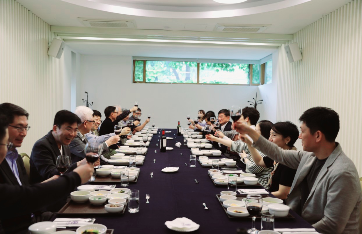스승의 날 맞아 퇴임교수 초청 오찬 행사 개최 - 경영대학, 존경과 감사의 마음 전해